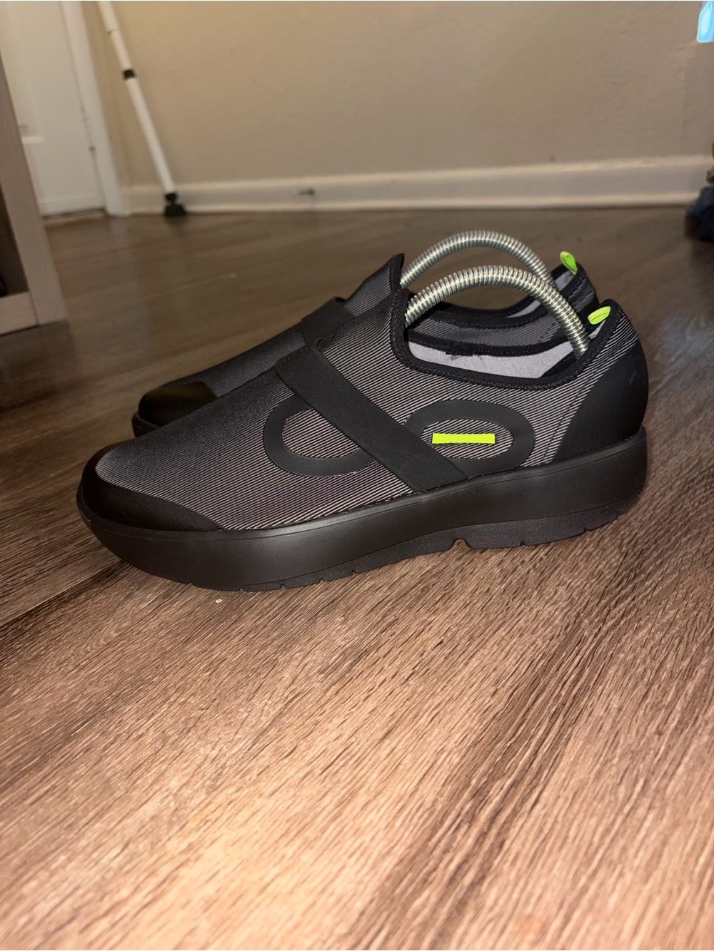 Oofos OOmg Fibre Low Shoes Men’s Size 10 Black Gray Slip On Comfort Sneakers